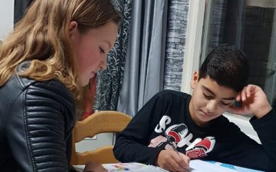 Scholieren helpen jonge nieuwkomertjes met huiswerk